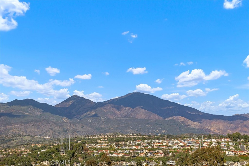 https://media.crmls.org/medias/21bf6688-5be8-47a1-90de-06b574c9e63c.jpg?preset=X-Large