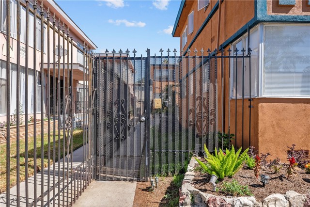 Detail Gallery Image 6 of 40 For 4015 Palmwood Dr, Los Angeles,  CA 90008 - – Beds | – Baths