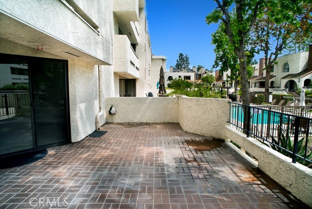 Detail Gallery Image 12 of 17 For 21650 Burbank #115,  Woodland Hills,  CA 91367 - 2 Beds | 2 Baths