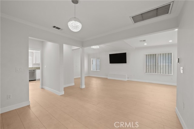 5025 Noble Avenue, Sherman Oaks CA: https://media.crmls.org/medias/21c0f1c1-23ba-4150-9768-88b0843080c6.jpg