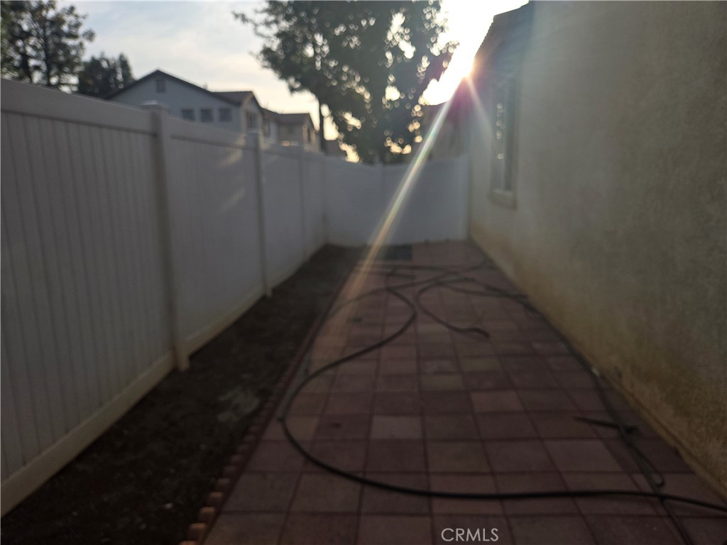 https://media.crmls.org/medias/21c2b89d-fa3a-4f05-9c9d-af8b3663740f.jpg?preset=X-Large