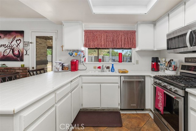 Detail Gallery Image 12 of 24 For 233 Southshore, Lake Elsinore,  CA 92530 - 4 Beds | 2 Baths