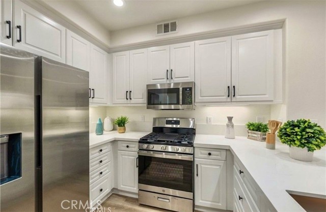 Detail Gallery Image 4 of 13 For 42 Vintage, Irvine,  CA 92620 - 1 Beds | 1/1 Baths