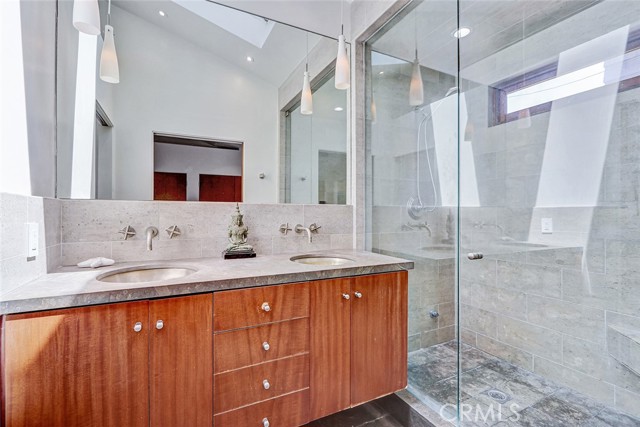 3205 Bayview Drive, Manhattan Beach, California 90266, 5 Bedrooms Bedrooms, ,5 BathroomsBathrooms,Residential,For Sale,Bayview,SB26067701