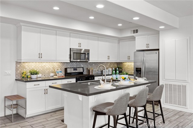 Detail Gallery Image 3 of 20 For 405 Mallorca Ln, Brea,  CA 92823 - 2 Beds | 2 Baths