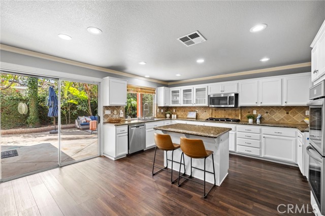 Detail Gallery Image 7 of 37 For 74 Linhaven, Irvine,  CA 92602 - 5 Beds | 3/1 Baths