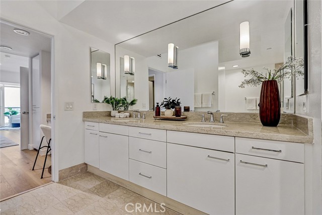Detail Gallery Image 26 of 55 For 13600 Marina Pointe Dr #905,  Marina Del Rey,  CA 90292 - 2 Beds | 2/1 Baths