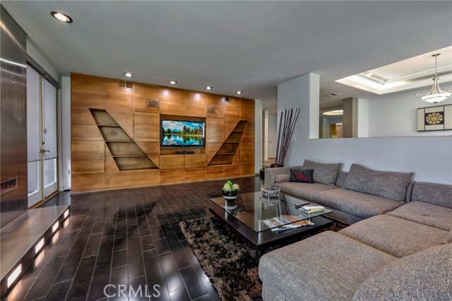 12841 Bloomfield Street, Studio City CA: https://media.crmls.org/medias/21d2610d-1ac1-4155-aa3f-e171712132a4.jpg