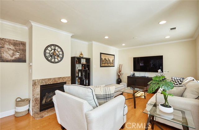 Detail Gallery Image 6 of 33 For 17827 Burbank Bld, Encino,  CA 91316 - 3 Beds | 2 Baths