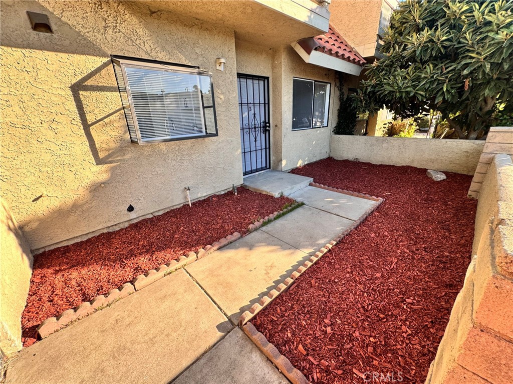 1667 E Kingsley