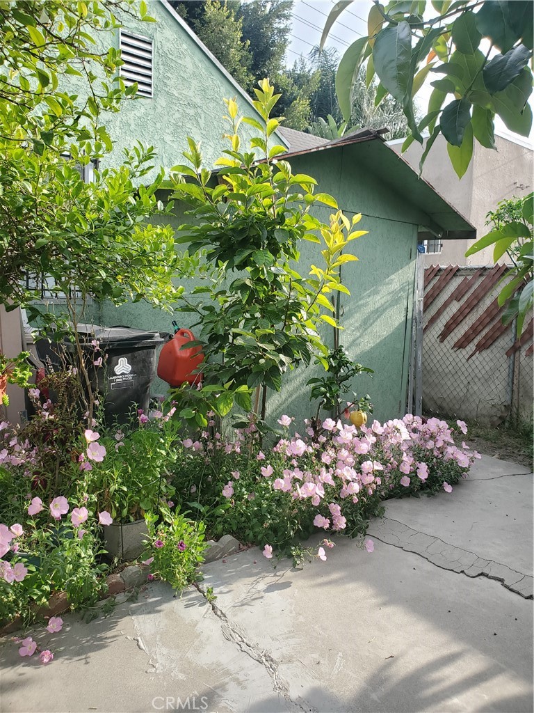 https://media.crmls.org/medias/21d89d9a-0e72-4a55-bf3b-6f194499e767.jpg?preset=X-Large