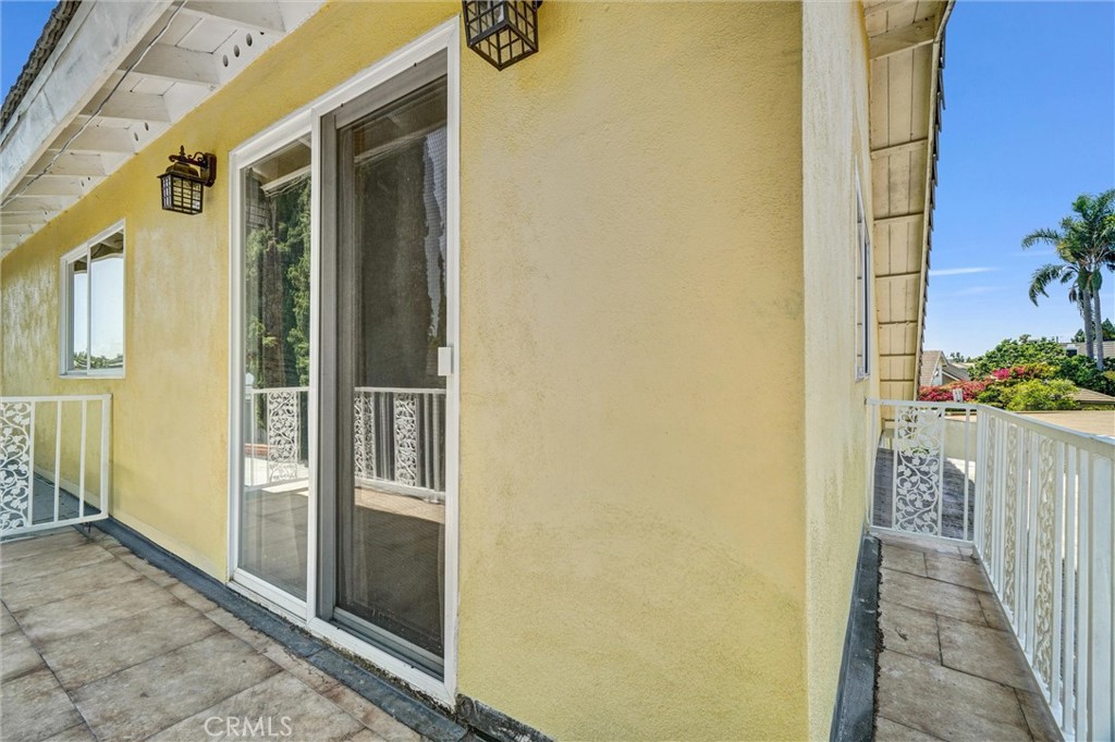 https://media.crmls.org/medias/21d8f9be-f154-458f-8c0e-e1da5b16c849.jpg?preset=X-Large