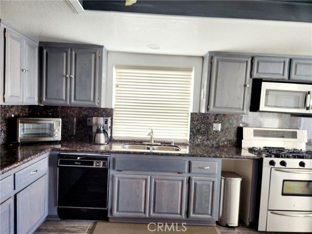 Detail Gallery Image 3 of 23 For 12966 Spring Valley, Victorville,  CA 92395 - 3 Beds | 2 Baths