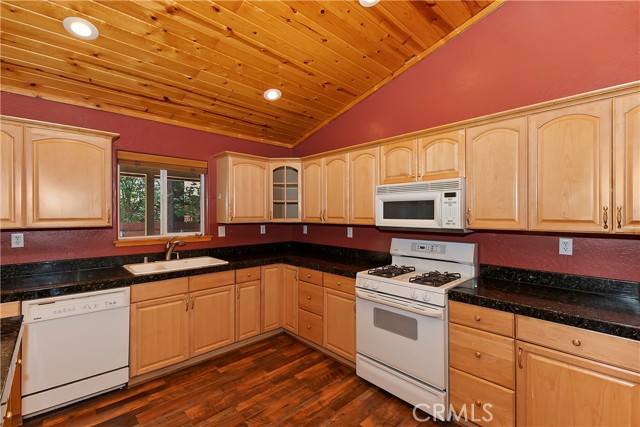 Detail Gallery Image 15 of 44 For 518 E Fairway Bld, Big Bear City,  CA 92314 - 3 Beds | 2 Baths