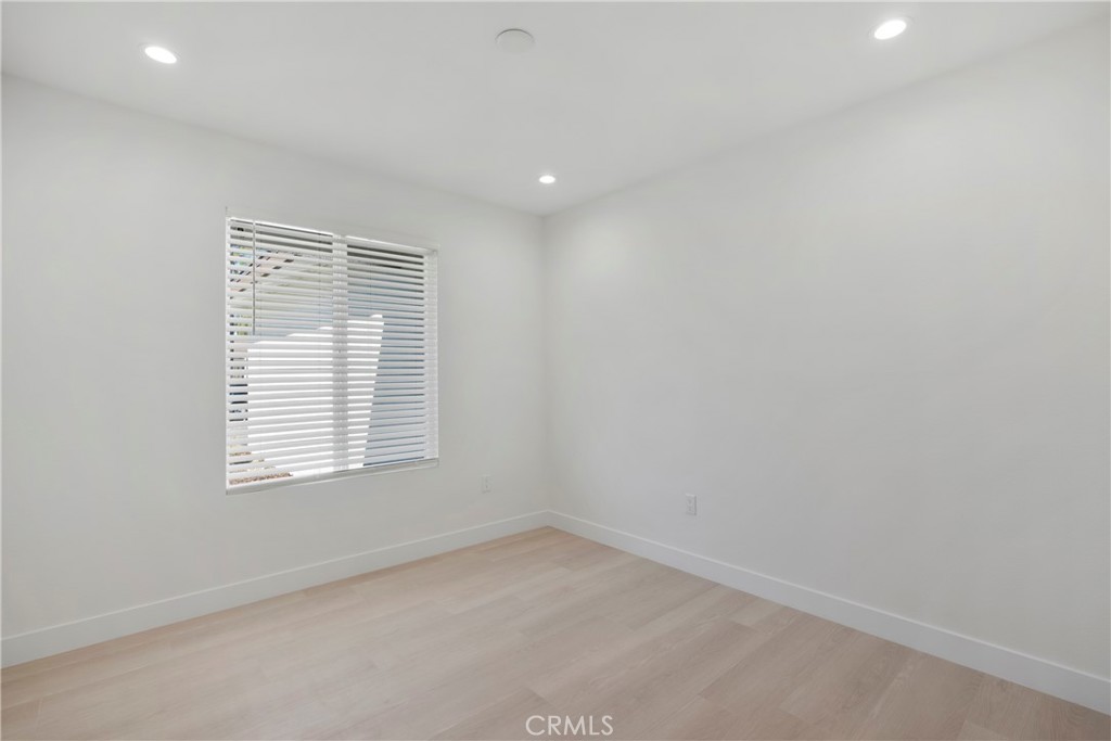 https://media.crmls.org/medias/21dd04d2-d49b-4805-a1a2-02937f1c4cd6.jpg?preset=X-Large