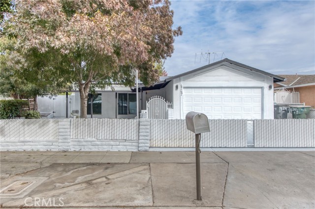 Detail Gallery Image 1 of 1 For 4747 E Kaviland Ave, Fresno,  CA 93725 - 4 Beds | 2 Baths