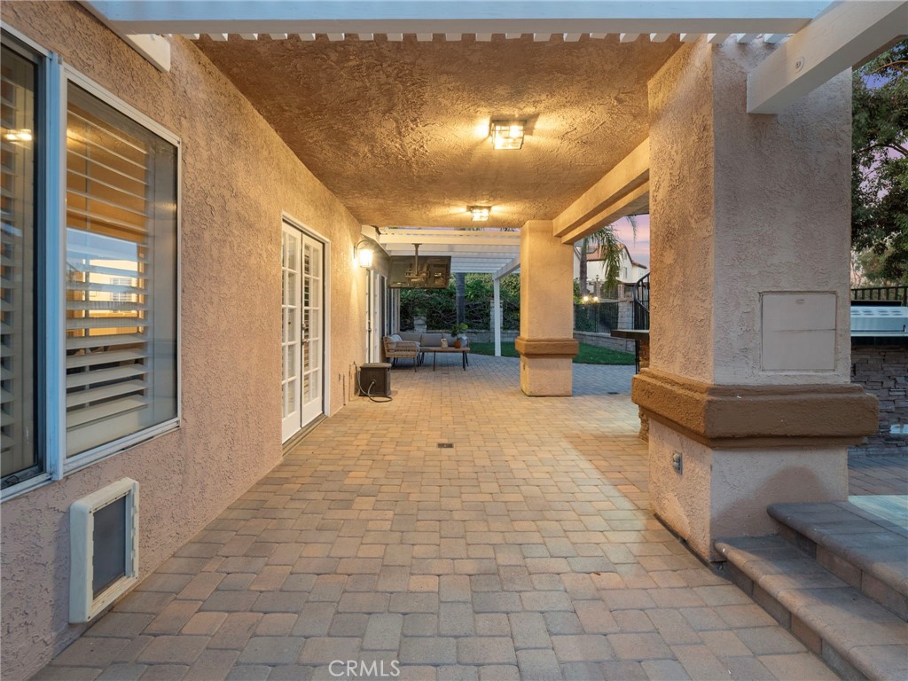 https://media.crmls.org/medias/21dee3e1-0439-4ab7-944e-a64387d306f9.jpg?preset=X-Large