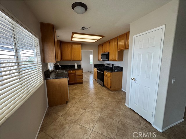 19004 Ivanpah Way, Apple Valley CA: https://media.crmls.org/medias/21df7c8c-f17d-4697-9467-b718a076d27c.jpg