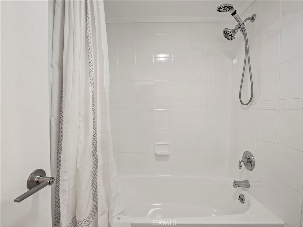 https://media.crmls.org/medias/21e086f3-643f-4669-a66a-ceb46ba2e9db.jpg?preset=X-Large