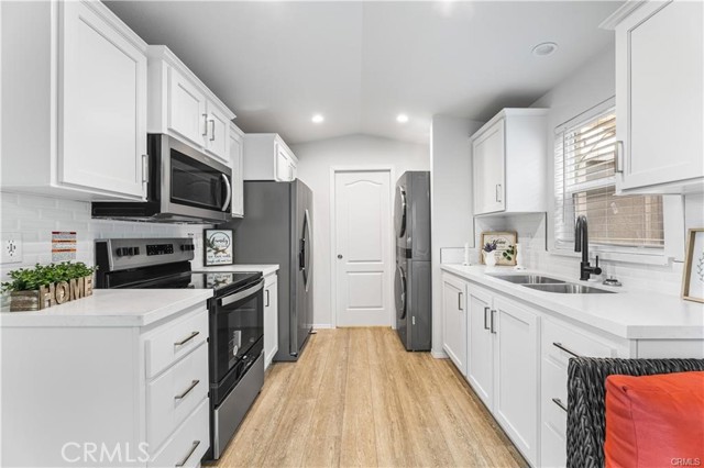 Detail Gallery Image 6 of 16 For 10799 Sherman Grove Ave Unit 84, Sunland,  CA 90140 - 1 Beds | 1 Baths