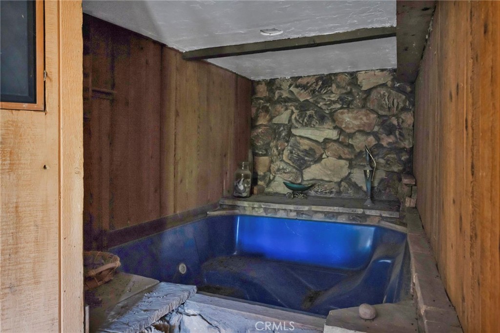 https://media.crmls.org/medias/21e26d04-094b-4281-90c5-d14e0e5b72e5.jpg?preset=X-Large