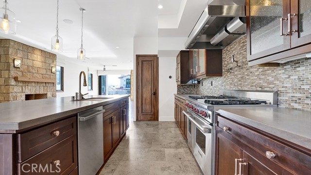Detail Gallery Image 14 of 61 For 243 Poppy Ave, Corona Del Mar,  CA 92625 - 4 Beds | 3/1 Baths