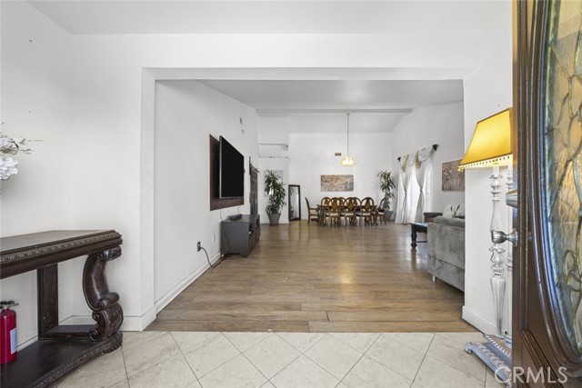 Detail Gallery Image 7 of 52 For 9757 White Oak, Northridge,  CA 91325 - 4 Beds | 3 Baths