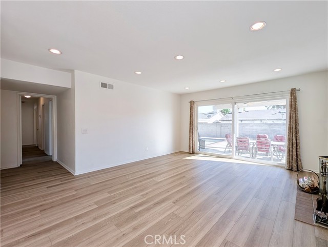 Detail Gallery Image 8 of 26 For 18938 Prairie St, Northridge,  CA 91324 - 4 Beds | 2 Baths