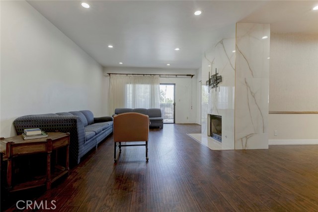 Detail Gallery Image 11 of 39 For 17522 Sherman Way #202,  Van Nuys,  CA 91406 - 2 Beds | 3 Baths