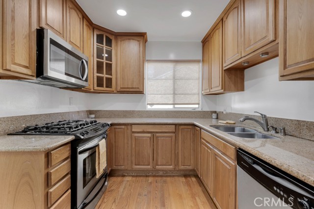 Detail Gallery Image 8 of 58 For 17435 Burma, Encino,  CA 91316 - 3 Beds | 2 Baths