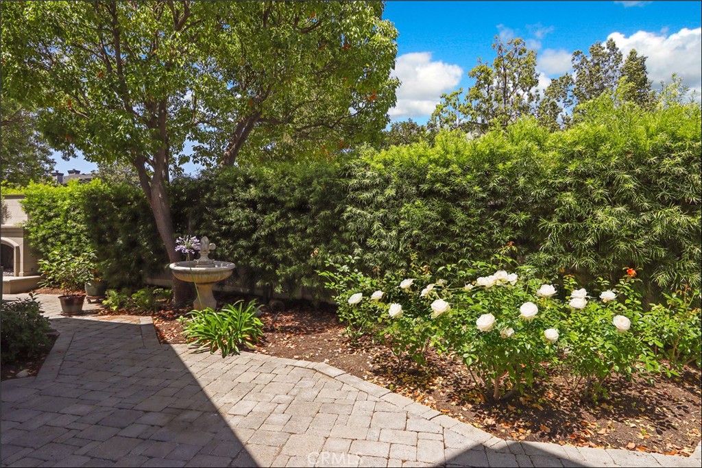 https://media.crmls.org/medias/21e7cc33-c4f6-4092-9fe5-3369e2f6da81.jpg?preset=X-Large