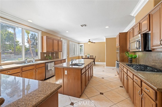 2394 Old Heritage Road, Riverside CA: https://media.crmls.org/medias/21e8cd4e-4227-4e4a-a8e3-8e75501a3c2d.jpg