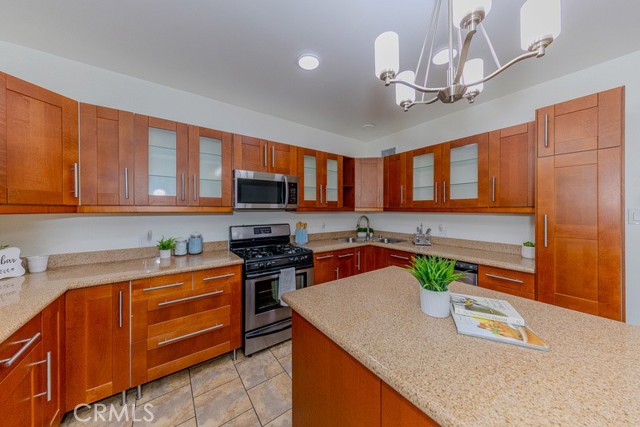 Detail Gallery Image 13 of 32 For 9832 Orr and Day Rd, Santa Fe Springs,  CA 90670 - 3 Beds | 2 Baths