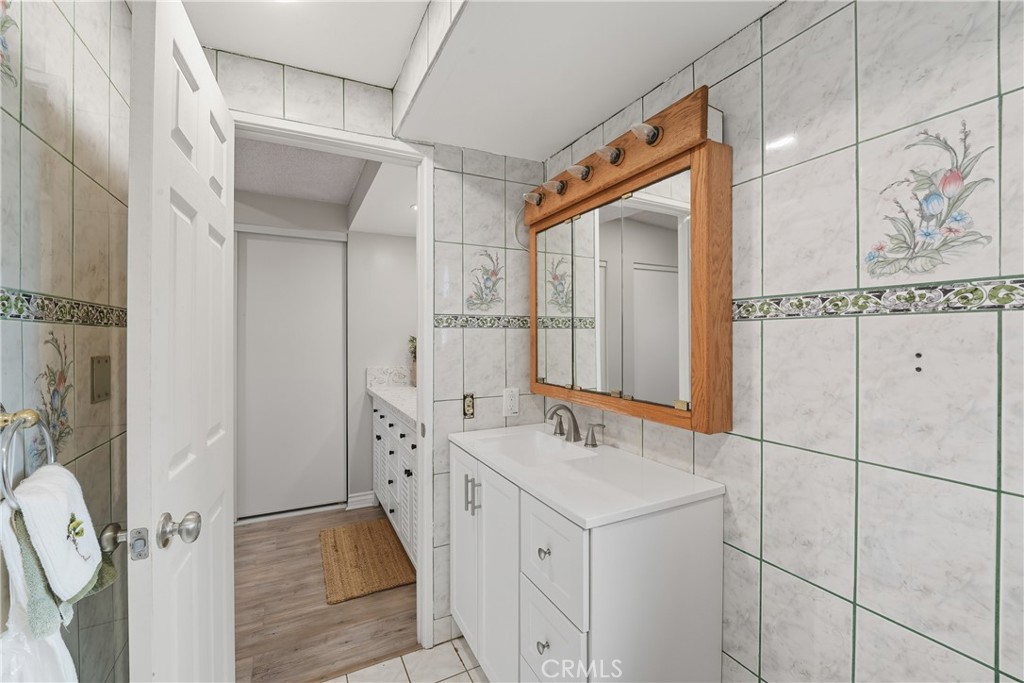 https://media.crmls.org/medias/21eb1fd3-9129-4eca-8dcf-72655abcb53f.jpg?preset=X-Large