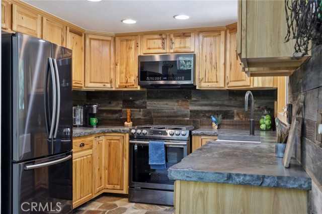 Detail Gallery Image 15 of 59 For 385 Iris Dr, Twin Peaks,  CA 92391 - 4 Beds | 3 Baths