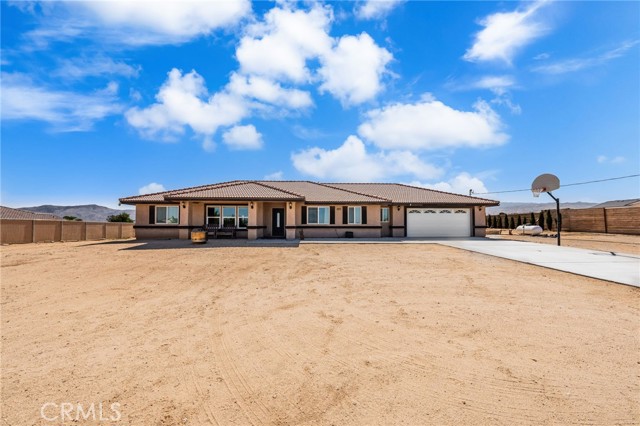 Detail Gallery Image 1 of 56 For 10779 Mills Rd, Apple Valley,  CA 92308 - 4 Beds | 3 Baths