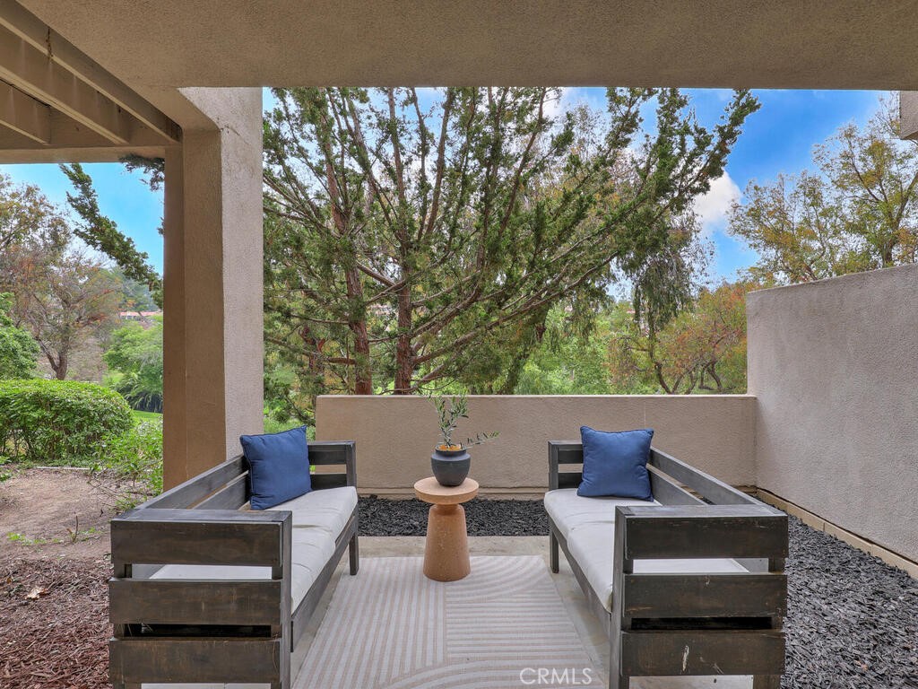 https://media.crmls.org/medias/21ee2816-56c9-4ed2-b903-7fdba42c7f96.jpg?preset=X-Large