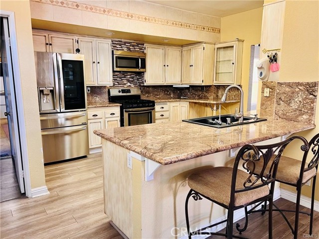 Detail Gallery Image 3 of 12 For 12342 Hitching Post, Victorville,  CA 92392 - 4 Beds | 2/1 Baths