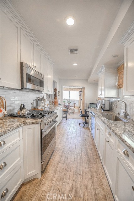2137 Channel Road, Newport Beach CA: https://media.crmls.org/medias/21f3e7bb-d2b3-4096-9c26-76f5c6ba13a7.jpg