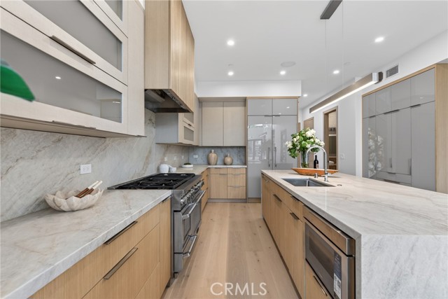 Detail Gallery Image 12 of 58 For 520 11th St, Huntington Beach,  CA 92648 - 3 Beds | 3/1 Baths