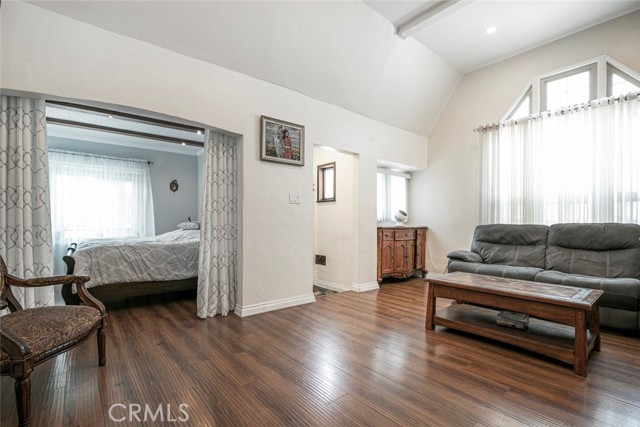533 Hawthorne Street, Glendale CA: https://media.crmls.org/medias/21fa532d-b525-4ef0-82de-93e4c653f9f3.jpg