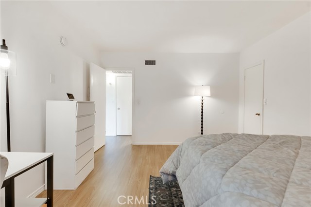 5400 Newcastle Avenue, Encino CA: https://media.crmls.org/medias/21fc366e-86d8-4a2d-82a4-31df5049e6b2.jpg
