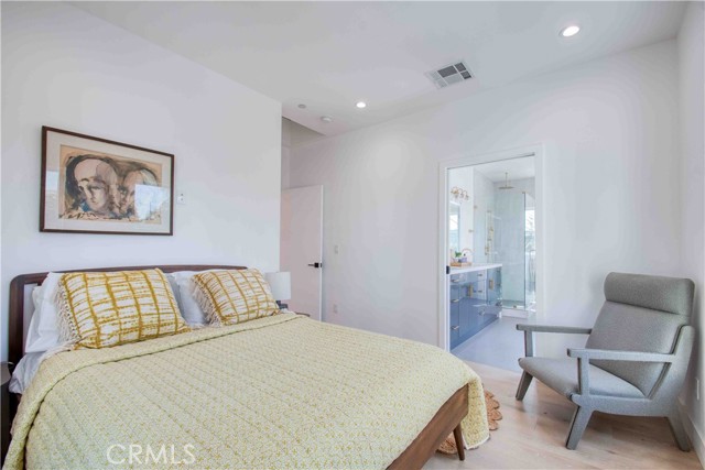 Detail Gallery Image 20 of 32 For 1903 N Stoke Ln, Los Angeles,  CA 90068 - 2 Beds | 2/1 Baths