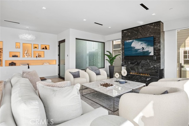 706 W Oceanfront, Newport Beach CA: https://media.crmls.org/medias/21fdb8be-4c8c-4f87-bdf8-e70e7b865d27.jpg