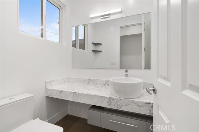 22904 Calvert Street, Woodland Hills CA: https://media.crmls.org/medias/21ff20db-fd62-411a-a991-bd5a8fe2ea30.jpg