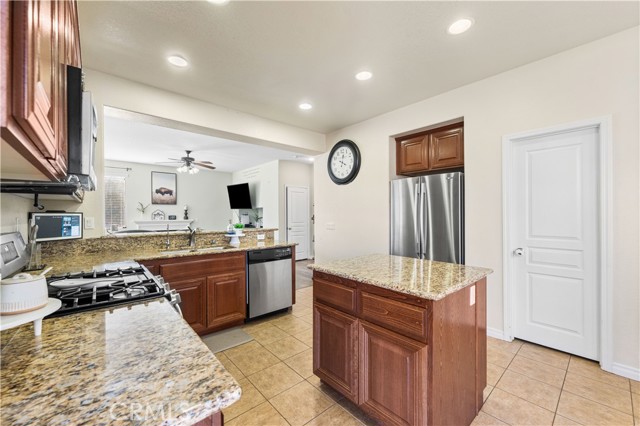 Detail Gallery Image 15 of 44 For 3116 Perdot Ave, Rosamond,  CA 93560 - 4 Beds | 2/1 Baths