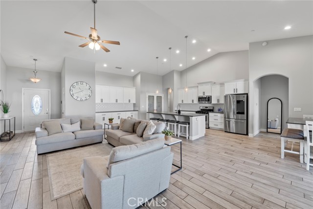 7714 Paisley Avenue, Hesperia CA: https://media.crmls.org/medias/2204f90e-6cca-4505-be36-be8319769fb5.jpg