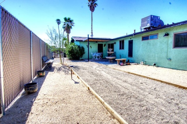 6367 Split Rock Avenue, 29 Palms CA: https://media.crmls.org/medias/220554d5-fbea-4f3e-aa7e-df5644be3bcd.jpg