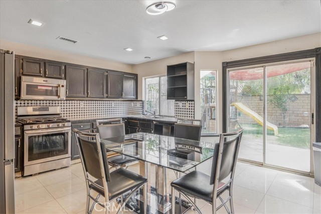 Detail Gallery Image 13 of 41 For 507 Coudures Way, Perris,  CA 92571 - 3 Beds | 2/1 Baths