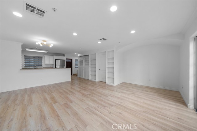 Detail Gallery Image 8 of 34 For 1133 S Hoover St #102,  Los Angeles,  CA 90006 - 2 Beds | 3 Baths